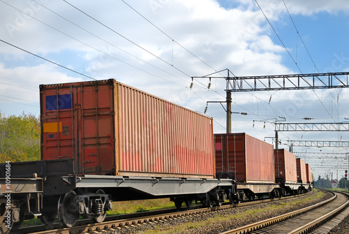 Transportation of cargoes by rail in containers