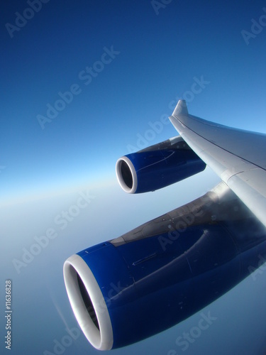 réacteurs et aile d'avion en plein vol