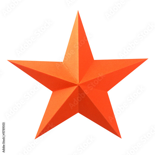 étoile orange en papier bristol sur fond blanc