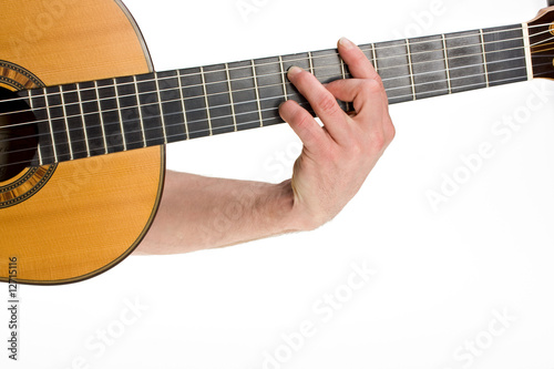 männliche Hand greift einen Akkord auf einer klassischen Gitarre
