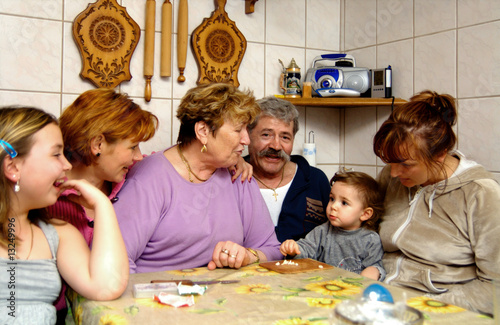 großfamilie am tisch