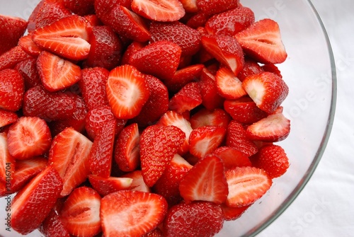 Fraises coupées dans un saladier en verre