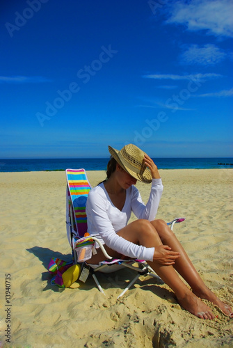 dziewczyna w kapeluszu na plaży