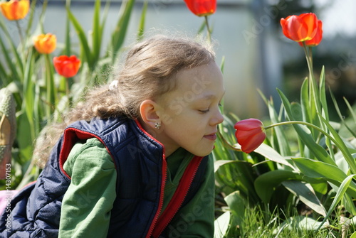 Dziewięcioletnia dziewczynka na tle kwiatów