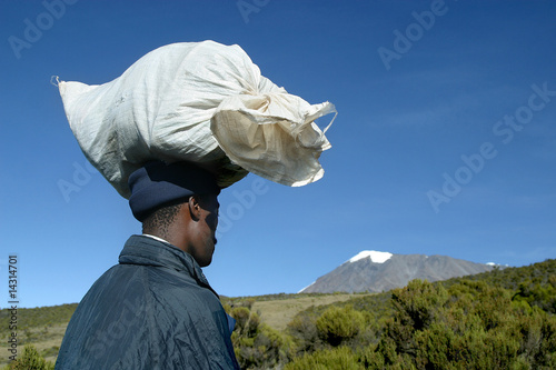 porteur devant le kilimanjaro
