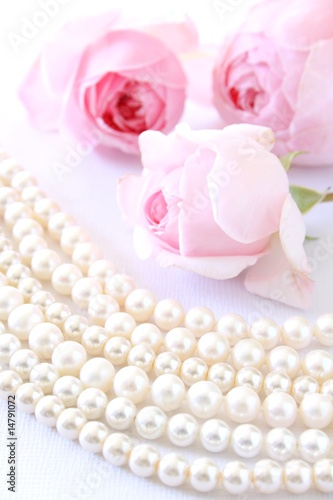 Perlenkette und Rosen