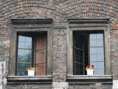 okna w kamienicy