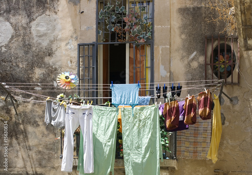 Balcone con panni stesi