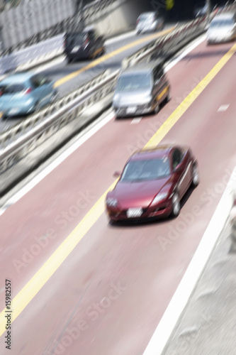 高速道路を走る自動車