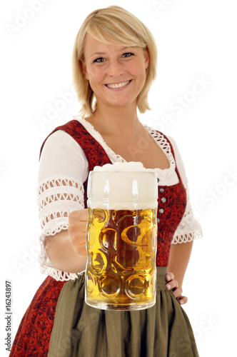 Junge Frau im Dirndl mit Maßkrug Bier