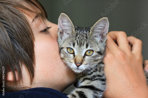 adolescent embrassant son chaton