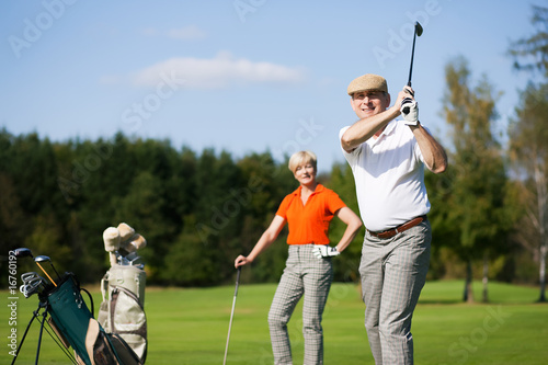Älteres Paar beim Golfen