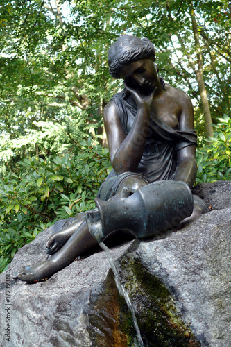 Milchmädchen-Bronzefigur