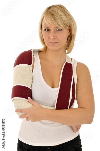 Junge Frau mit Bandage hat Schmerzen