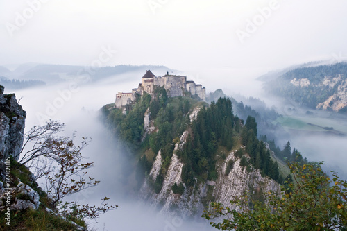 Chateau medieval dominant la brume