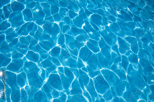 Textura de agua en una piscina azul