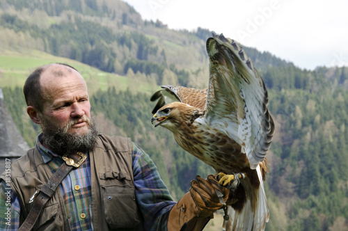 Falkner mit Raubvogel Bussard