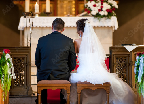 Hochzeitspaar in der Kirche