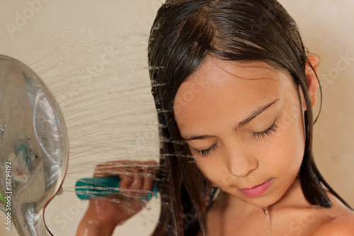 démêler les cheveux sous la douche