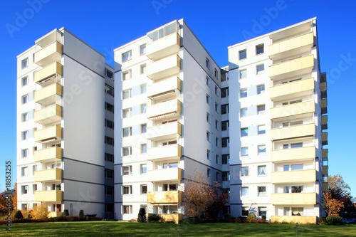 Wohnhaus Hochhaus Balkone, blauer Himel