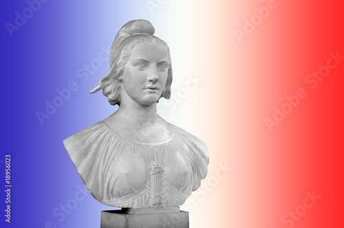 Buste de Marianne, fond drapeau français bleu blanc rouge, symbole de la France et de la République française, élections 2024