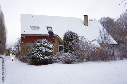 france,île de france,vallée de chevreuse : maison sous la neige