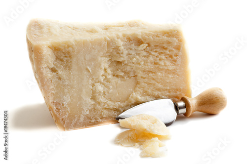 formaggio grana con coltello