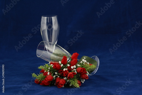 dwa kieliszki i walentynkowy bukiet czerwonych róż 