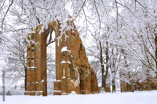 Schnee in der Klosterruine 2