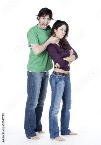 jeune couple violence conjugale étrangler