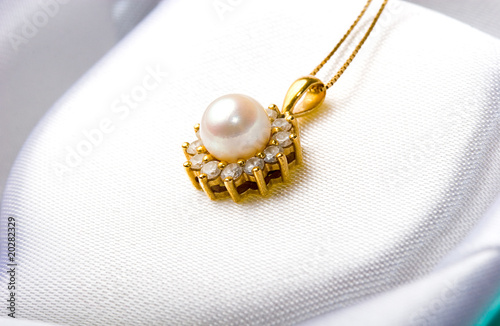 Elegant beautiful gold diamond jewelry pearl pendant in gift box