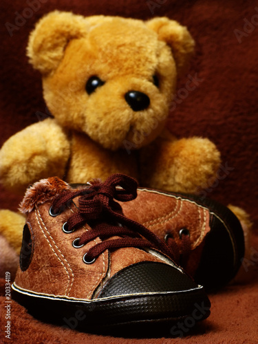 chaussures de bébé avec ourson en peluche