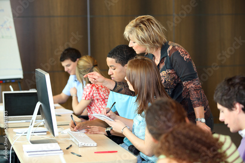 Groupe d'étudiants en classe