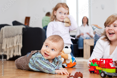 kinder spielen im wohnzimmer auf dem boden