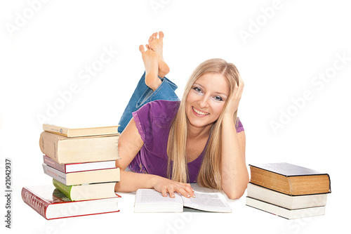 Kobieta ucząca się z książkami na podłodze