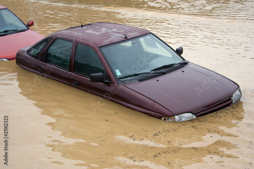 Inondation - véhicule sous l'eau