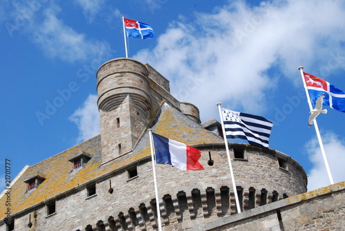 Französische und bretonische Flagge vor der Burg St. Malo