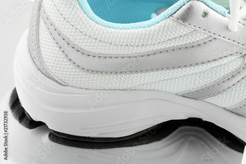 chaussure de sport blanche