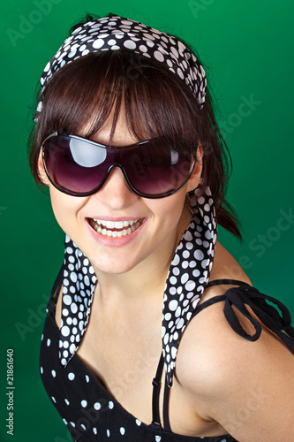 Junge Frau mit Sonnenbrille