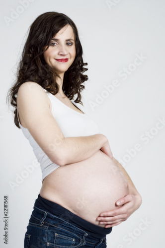 Schwangere Frau mit Glücklichem Blick