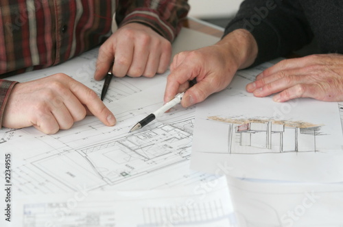 Architekt mit Bauplan