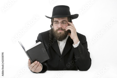 Rabbi beim lesen eines Buches