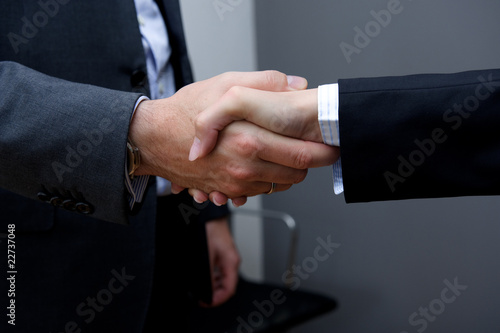 geschäftsmann und geschäftsfrau machen handshake