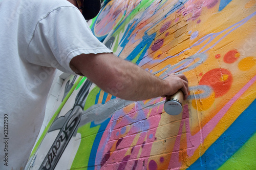 Graffitist nakłada farbę w sprayu
