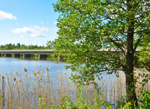 Brücke über einen See in Schweden