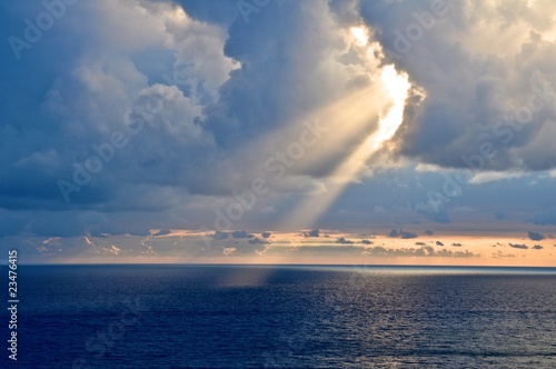 Sonnenstrahl durchbricht Wolken