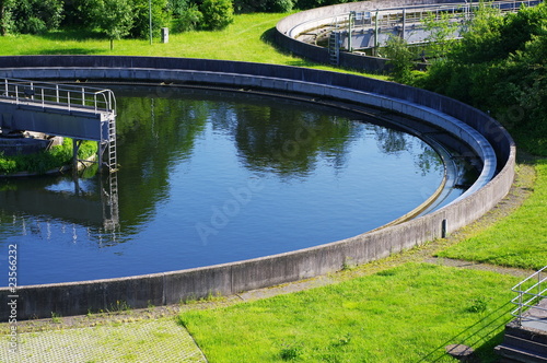 Teil einer Anlage zur Klärung und zur Reinigung von verschmutztem Wasser aus der Kanalisation, Kläranlage