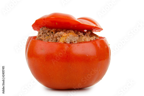 tomate farcie sur fond blanc