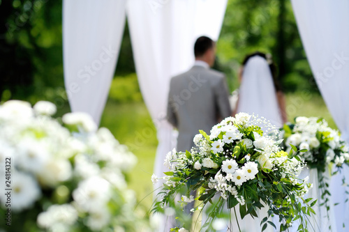 White flowers wedding decorations