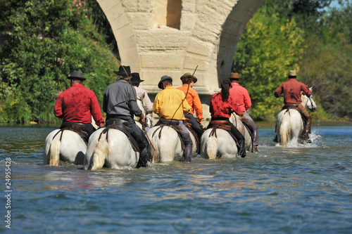 gardians traversant une rivière